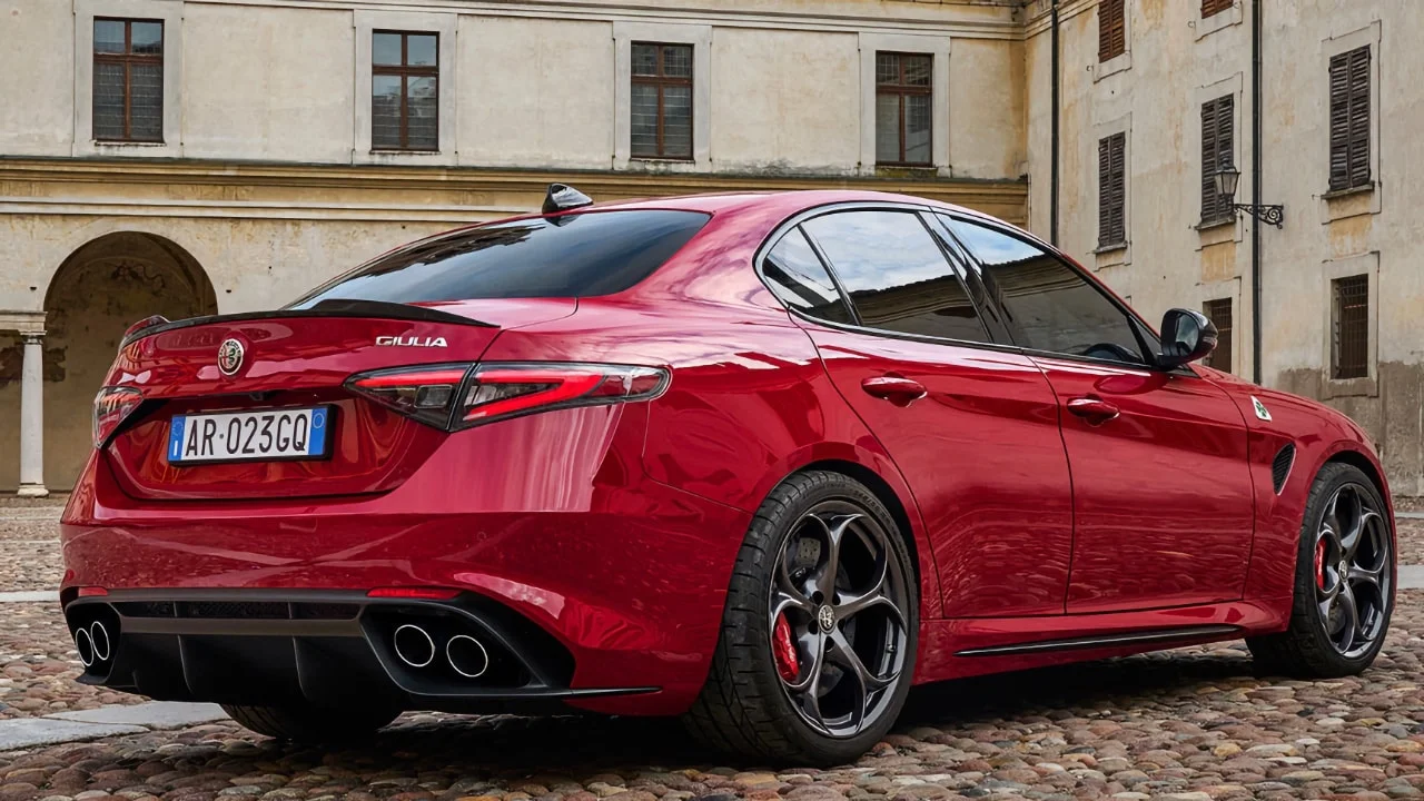 Sell your Alfa Romeo GIULIA QUADRIFOGLIO at the best price in Switzerland Used Alfa Romeo GIULIA QUADRIFOGLIO - Sell your Alfa Romeo car in Switzerland | CompriamoAuto.ch