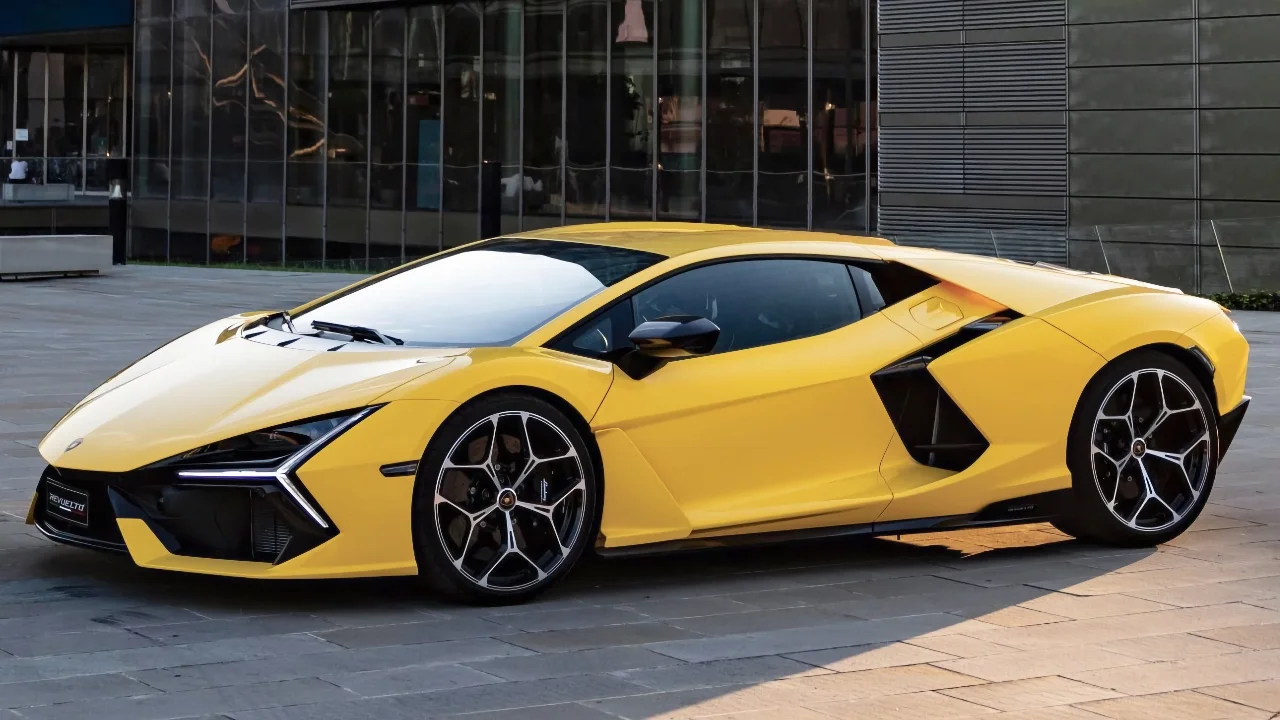 Sell your Lamborghini REVUELTO at the best price in Switzerland Used Lamborghini REVUELTO - Sell your Lamborghini car in Switzerland | CompriamoAuto.ch